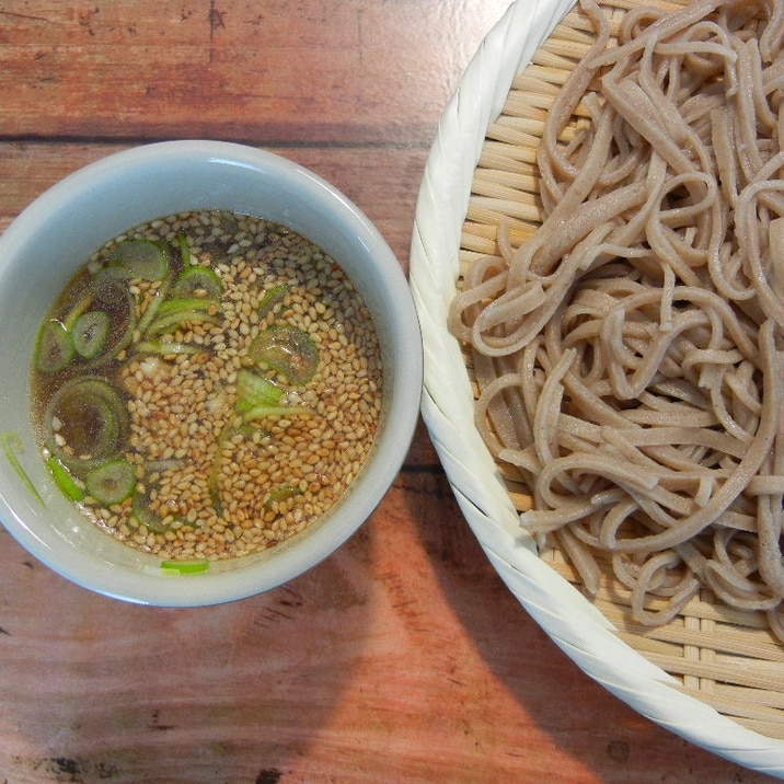 鶏そぼろとゴマとネギのつけ蕎麦